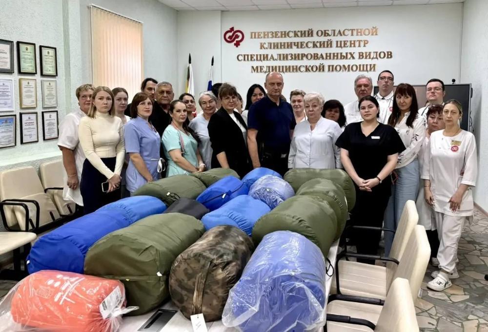24 сентября, сотрудники  Центра передали волонтерам спальные мешки для военнослужащих СВО из нашего региона