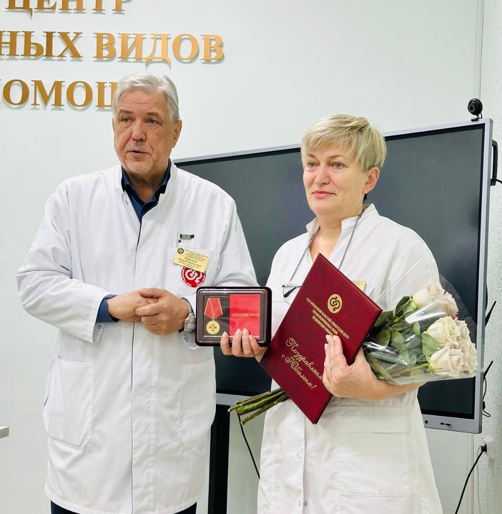 Сегодня коллектив нашего Центра с прошедшим юбилеем поздравил заведующую аптекой Галину Федоровну Суркову