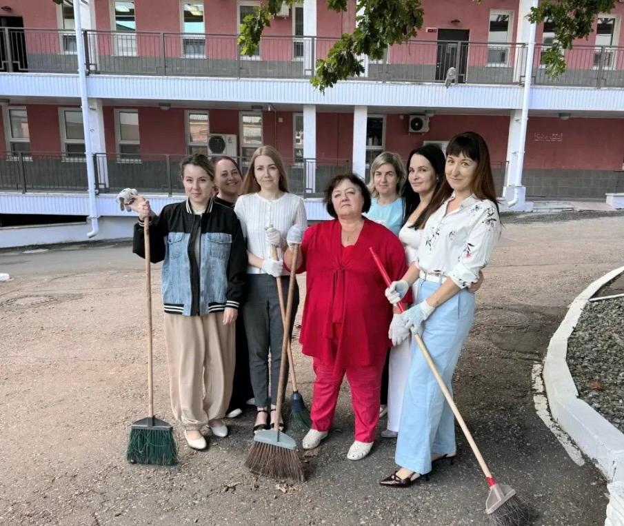 В пятницу наш дружный коллектив вышел на еженедельную уборку больничной территории.