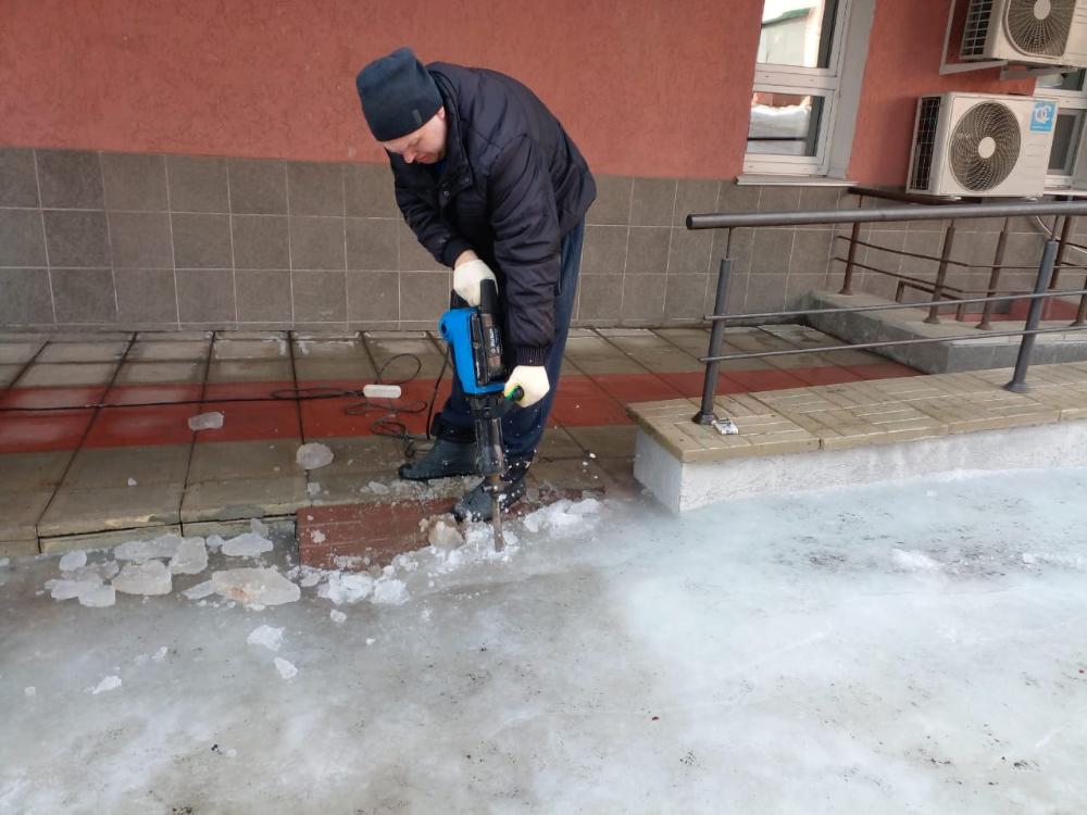 Специалисты вспомогательных служб нашего Центра борются со льдом при помощи специальных технических средств