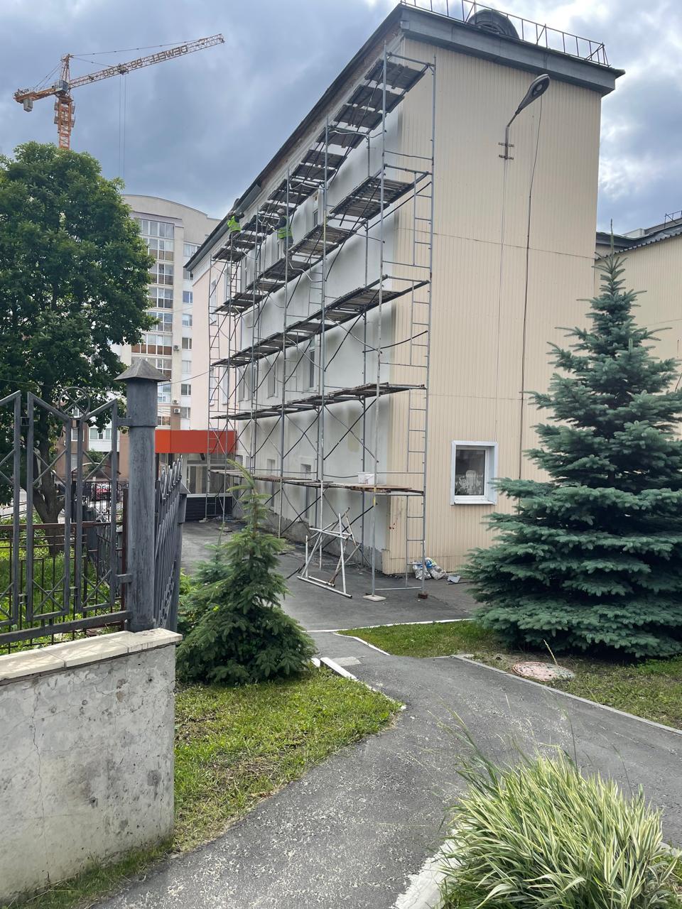 В нашем Центре развернулись  работы по капитальному ремонту кровли, фасада и входных групп поликлиники