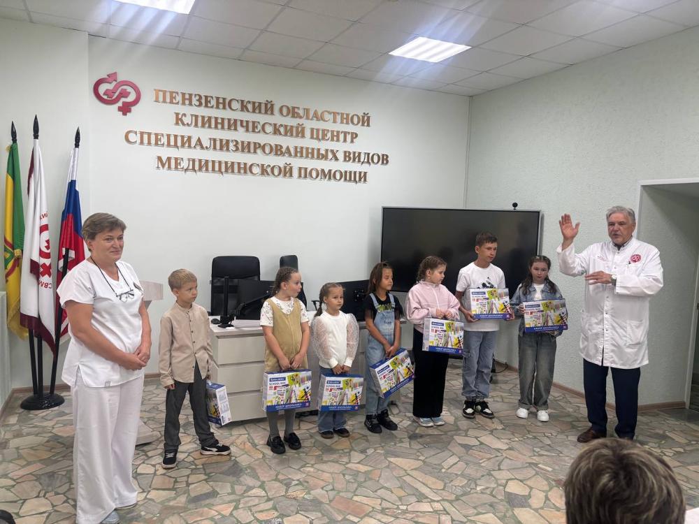 В преддверии нового учебного года профсоюзная организация нашего Центра поздравила детей сотрудников, идущих в первый класс
