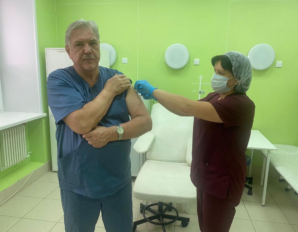 Главный врач нашего Центра Сергей Борисович Рыбалкин сегодня сделал прививку от гриппа.