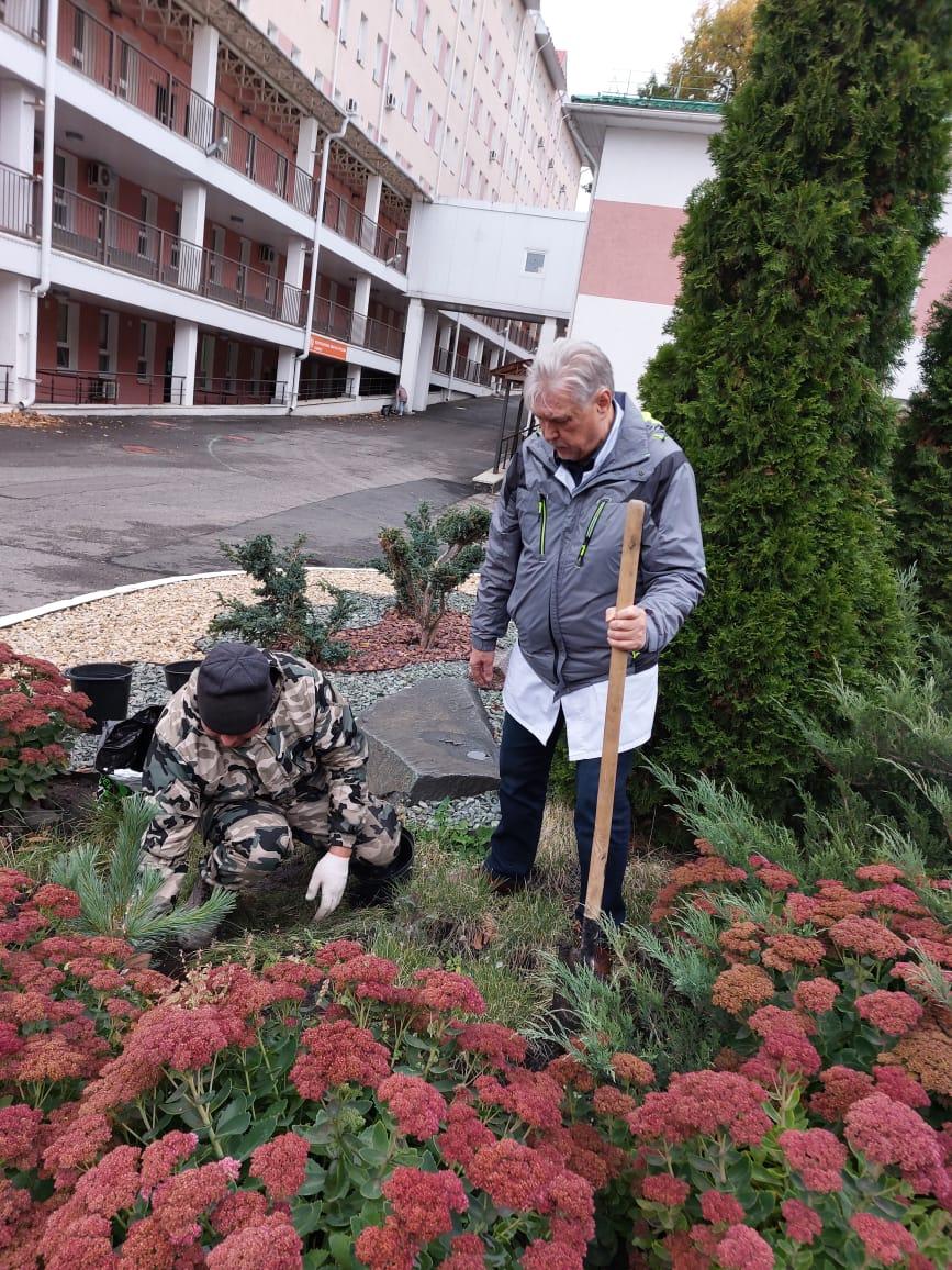 Главный врач нашего Центра Сергей Борисович Рыбалкин в преддверии областного субботника посадил несколько деревьев на территории медицинского учреждения