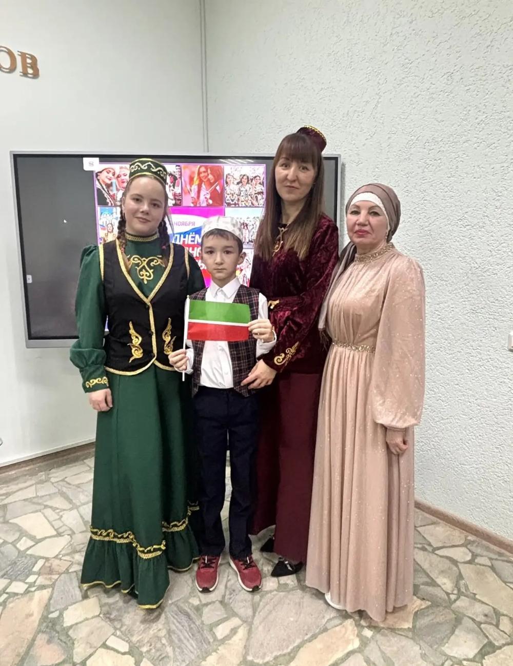 С обычаями и традициями татарского народа коллектив познакомили