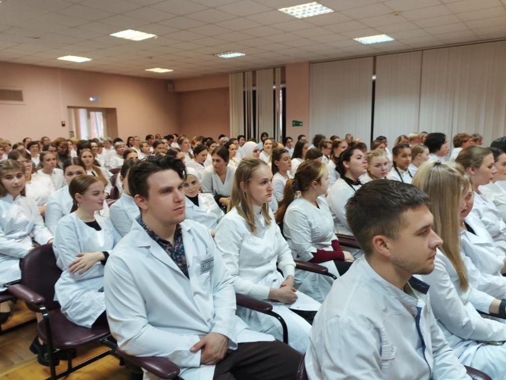 Перед началом заседания Комитета Совета Федерации по социальной политике губернатор провел рабочую встречу с его председателем Алексеем Владимировичем Синицыным