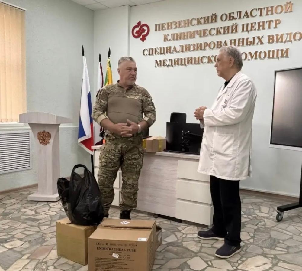 25 июня, сотрудники Центра, проявляя искреннюю заботу и гражданскую позицию, передали медикаменты, приобретенные на собственные средства, для военнослужащих, участвующих в специальной военной операции из нашего региона